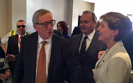 Bundespräsidentin Sommaruga und EU-Kommissionspräsident Jean-Claude Juncker am Migrationsgipfel in Valletta (Foto: EJPD)