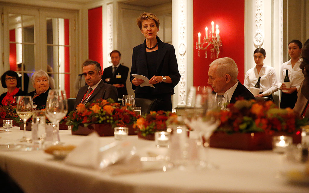 Bundesrätin Simonetta Sommaruga steht beim offiziellen Abendessen am gedeckten Tisch und hält eine Rede