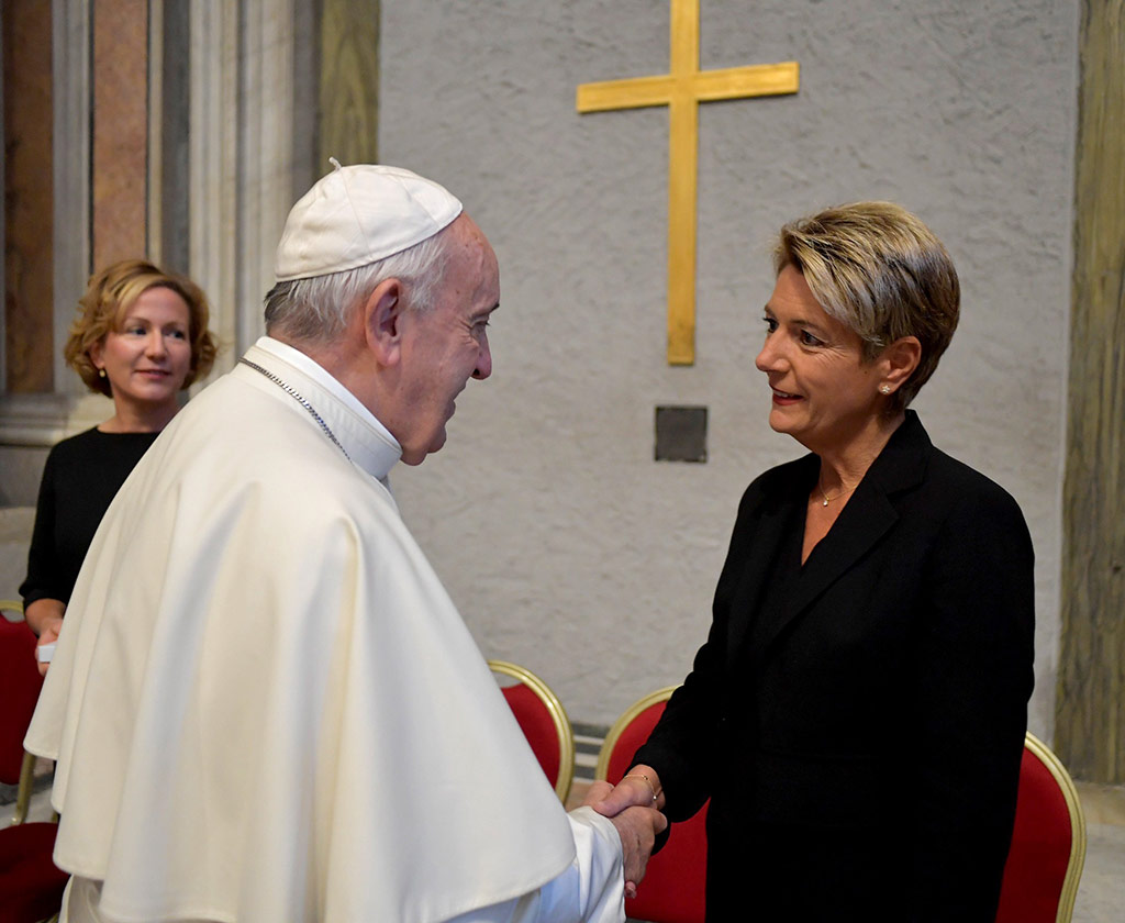 Bundesrätin Keller-Sutter trifft Papst Franziskus