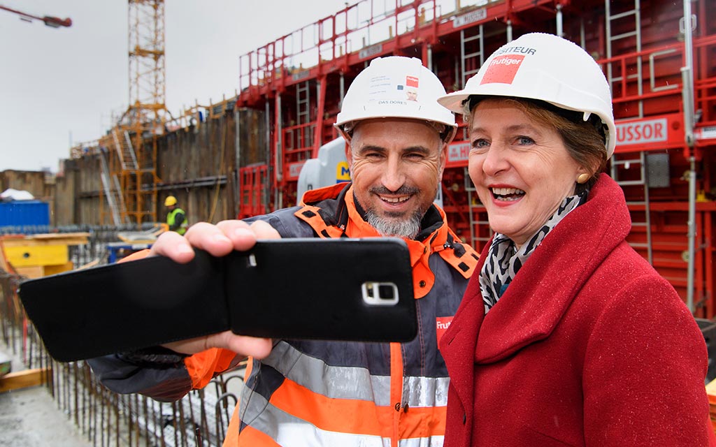 Un operaio edile fa un selfie con la consigliera federale Simonetta Sommaruga