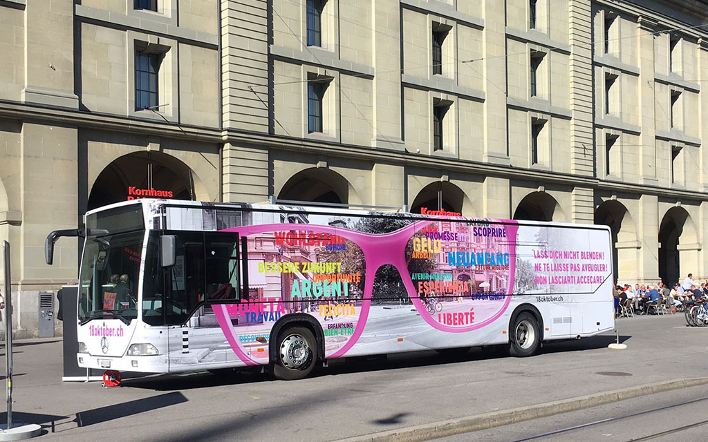 Il bus informativo sulla tratta di esseri umani davanti al Kornhaus a Berna.