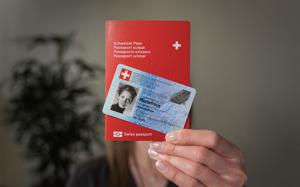 Il passaporto svizzero nel taschino della camicia
