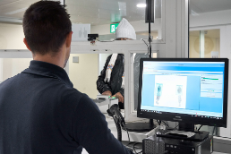 Un collaborateur du SEM contrôle les empreintes digitales d’un requérant d’asile sur un écran.